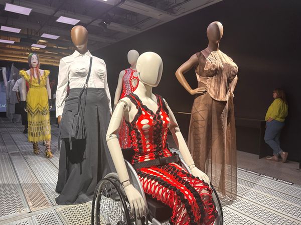 Imigrantes, mulheres com deficiência, não-binárias - estão todos na moda?